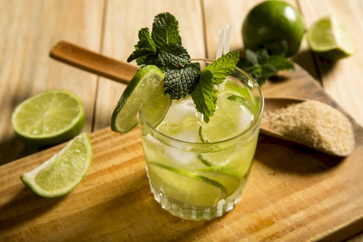 Como fazer uma refrescante caipirinha de limão