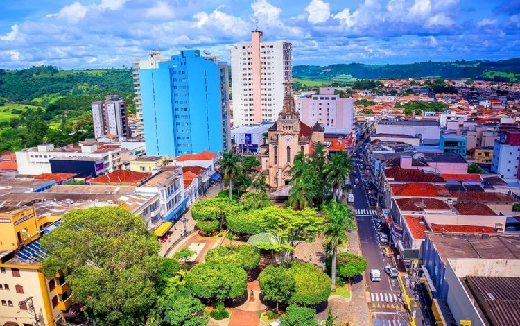 Criança autista fica 12 dias fechada dentro de casa com a mãe morta