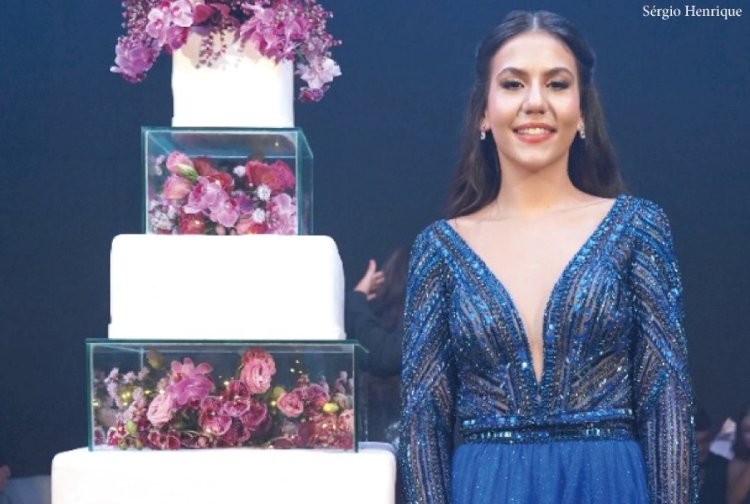 Ana Clara Gurian Avelar, a debutante em festa