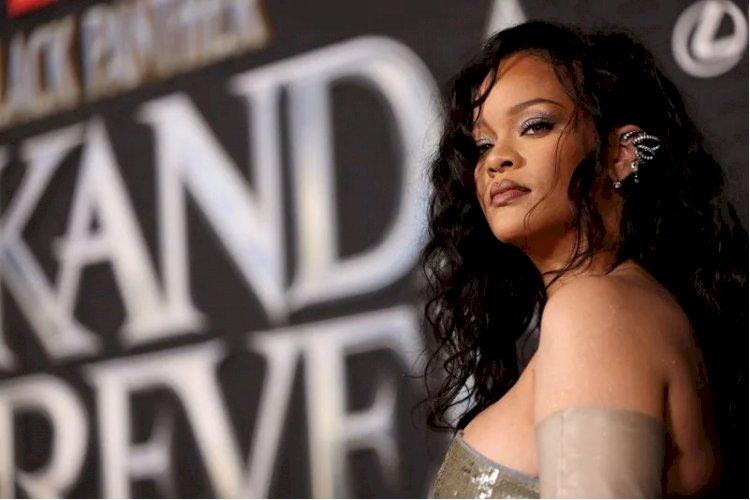 Rihanna lança música solo após seis anos com "Lift Me Up"