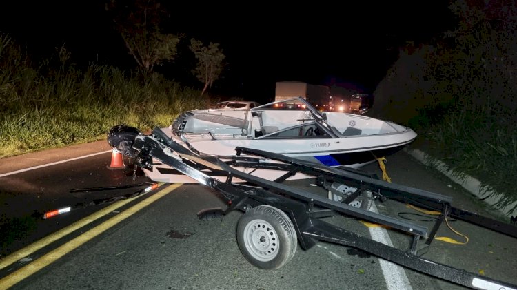 Lancha cai sobre veículo e deixa 5 feridos na MG 050