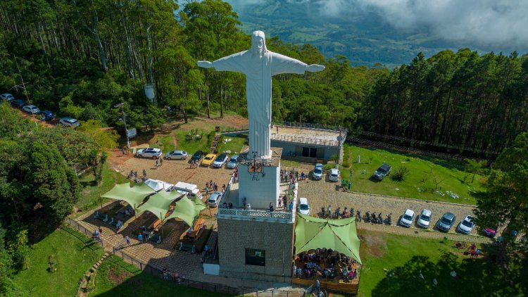 Poços faz festa para comemorar aniversário do Cristo Redentor