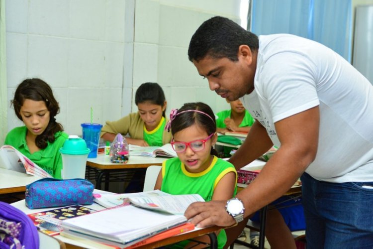 Projeto prevê aumento de quase 13% no salário dos professores em Minas