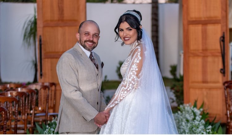 Vinicius e Fernanda no casamento evangélico ao ar livre