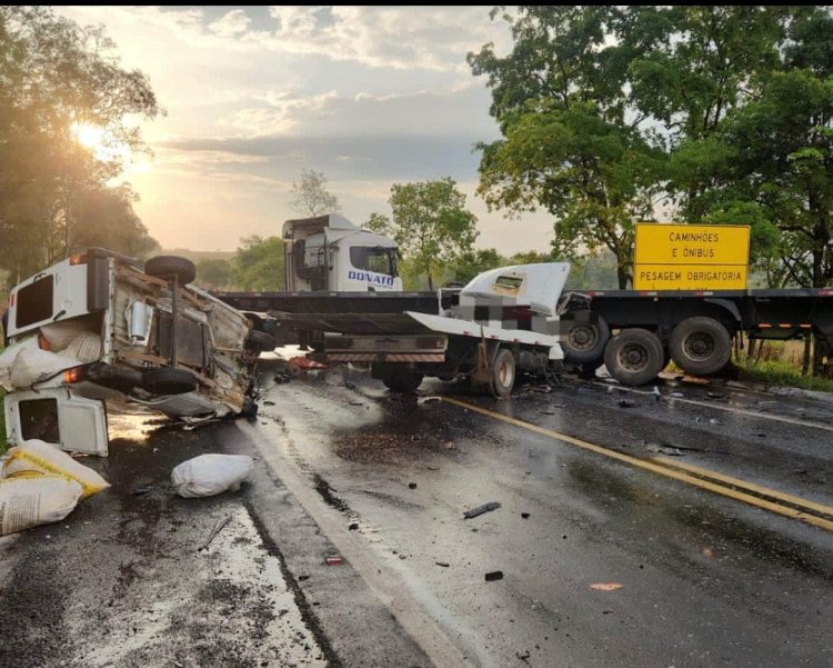 Acidente deixou 3 mortos e interrompeu tráfego na MG 050