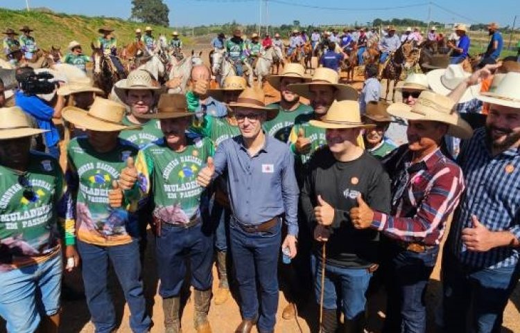 Zema marca presença no 1° encontro de Muladeiros de Passos