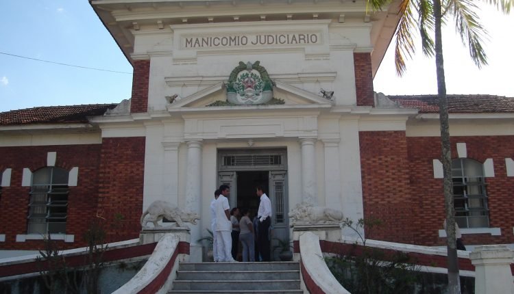 Fechamento do hospital de Barbacena gera protesto