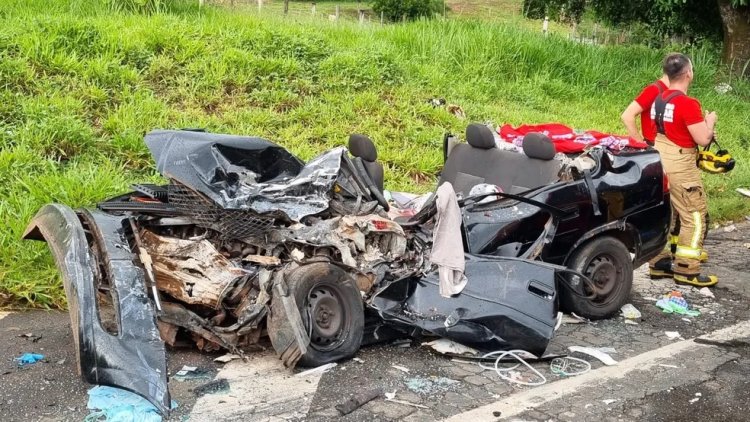 Embriagado, motorista de carreta provoca acidente, destrói carro e deixa feridos na MG-050