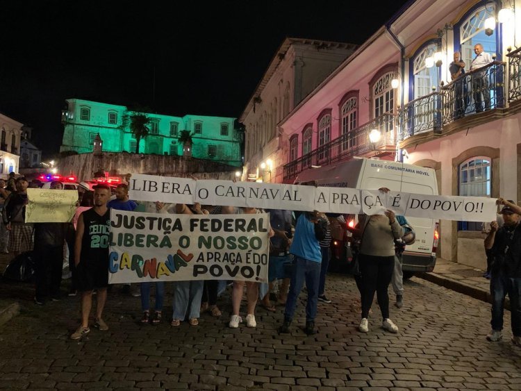 Manifestantes fecham praça em Ouro Preto pelo carnaval
