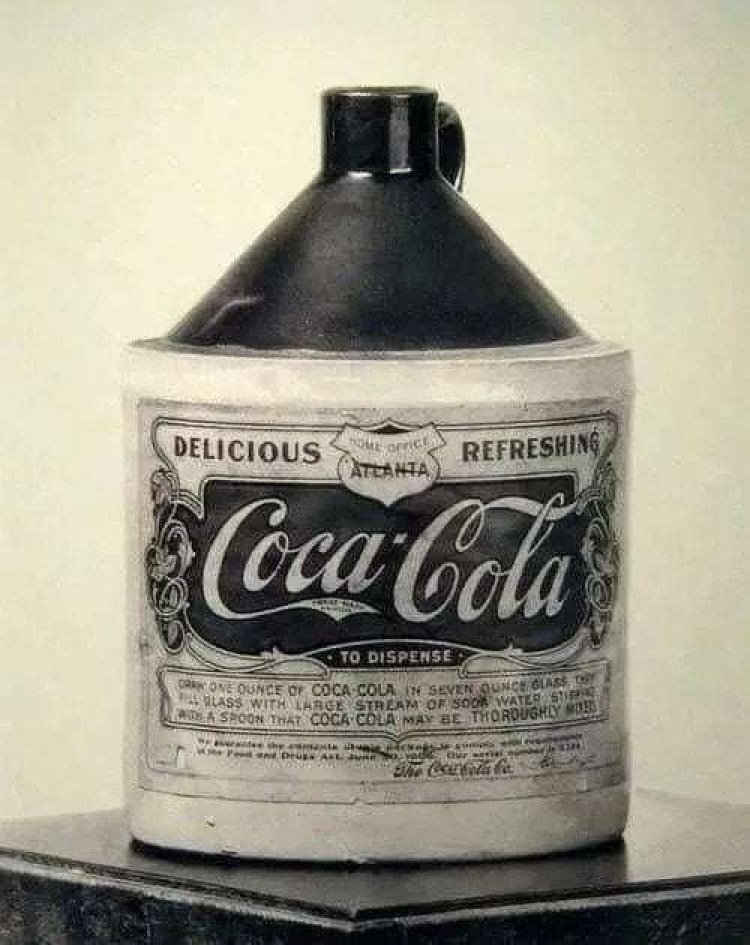 Em 1894 começa a comercialização da Coca-Cola em garrafas