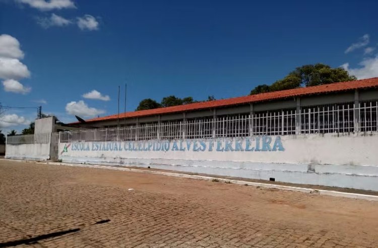 Estudante ateia fogo em sala de aula e esfaqueia três colegas