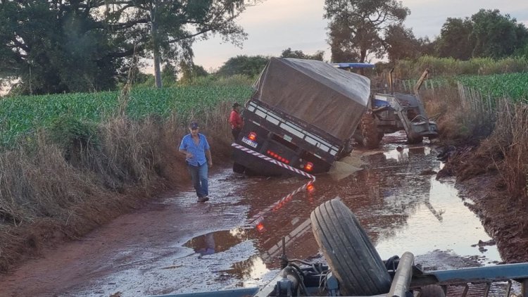 Pontos críticos nas estradas trazem prejuízos para produtores; soja é despejada no barro