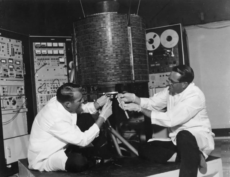 Nasa lança o primeiro satélite de comunicação comercial