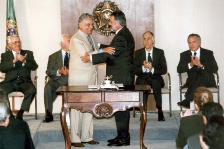 Melles empossado Ministro do Esporte e Turismo em maio de 2000
