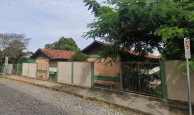 Aluna e mãe agridem professora após proibição de celular em escola