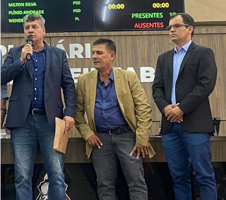 Vice-prefeito leva lei sancionada à Câmara e gera críticas