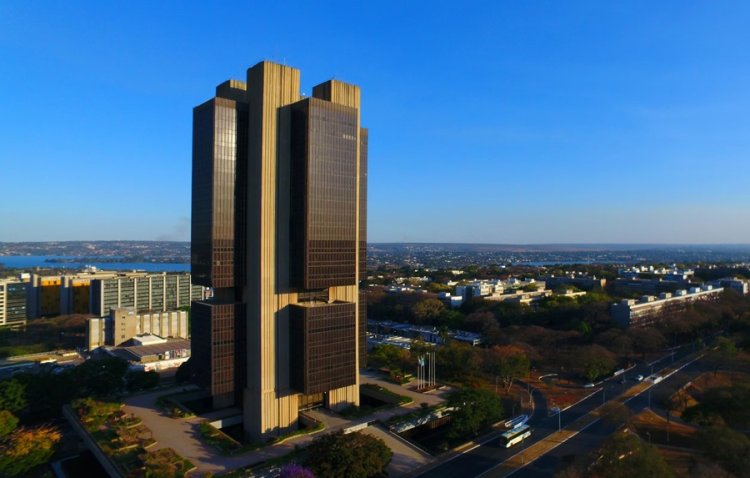 Banco Central volta a elevar juros e ganha as capas dos jornais