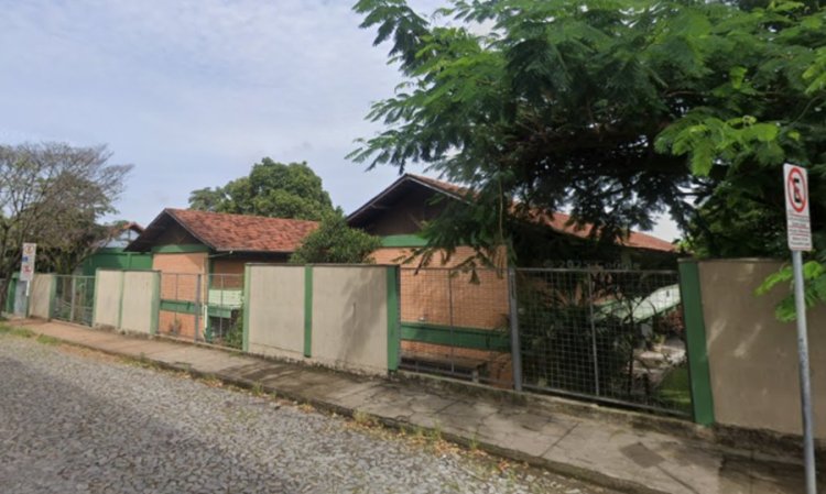 Aluna e mãe agridem professora após proibição de celular em escola