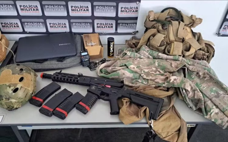 Operação contra o tráfico apreende arma, roupas e prende cinco em Passos