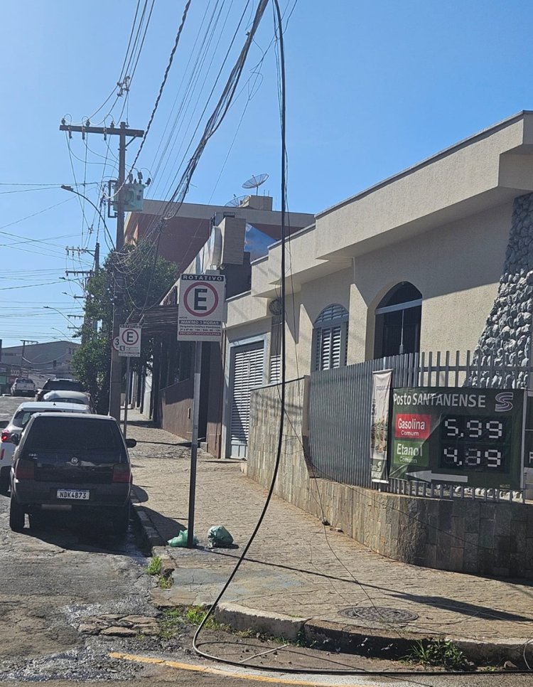 Vence prazo, Prefeitura não cumpre determinação do MP, ‘chuva’ de fios aumenta e ganha meme