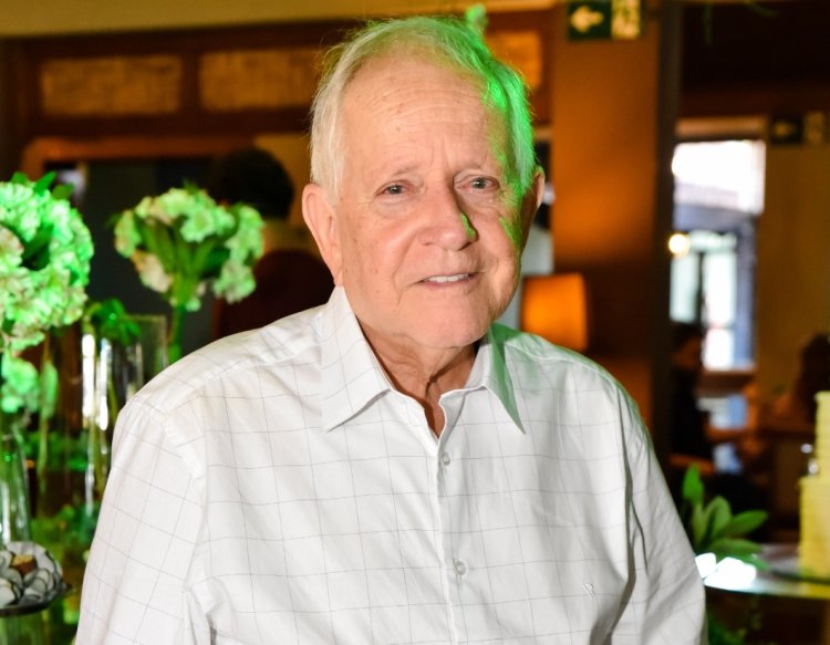 Flávio Campos ganha festa surpresa