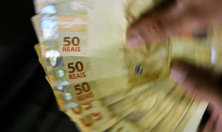 Governo aumenta imposto, volta atrás e ganha as manchetes