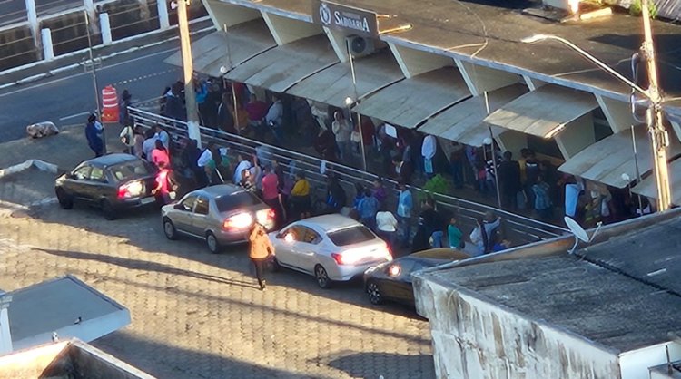 Dezenas fazem filas para concorrer a 41 casas do Minha Vida em Passos