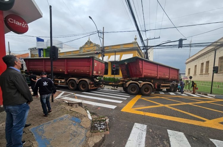 Bitrem fica preso no centro de Passos e interrompe tráfego