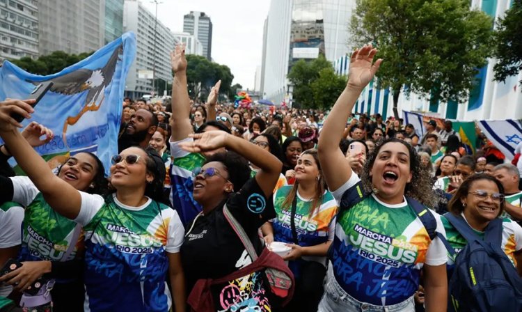Censo do IBGE sobre religiosidade dos brasileiros ganha as capas