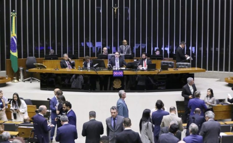 Câmara aprova urgência para barrar alta do IOF e ganha as manchetes